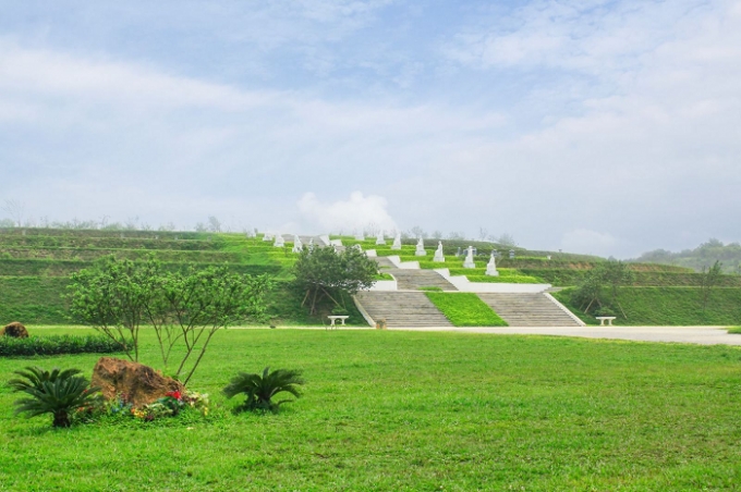 Trục Thần Đạo d&agrave;i 1km, với 500 bức tượng La H&aacute;n được đặt hai b&ecirc;n.