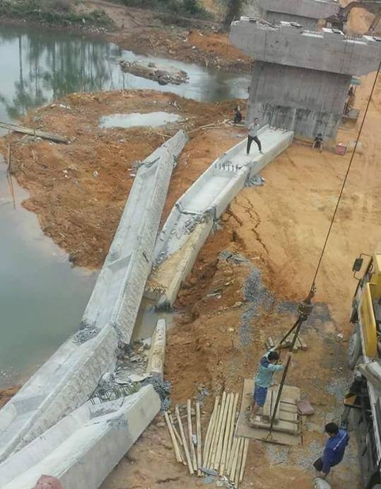 Hai thanh dầm cầu bị rơi, gẫy th&agrave;nh nhiều đoạn.