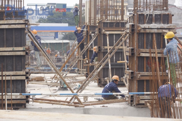 &nbsp;Mặc d&ugrave; c&ocirc;ng tr&igrave;nh Madarin Gaden 2 bị đ&igrave;nh chỉ, nhưng b&ecirc;n trong m&aacute;y m&oacute;c v&agrave; c&ocirc;ng nh&acirc;n vẫn hoạt động.