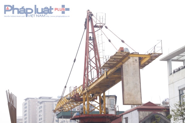 &nbsp;Chiếc cẩu th&aacute;p bị gẫy gục h&ocirc;m 2/3 đ&atilde; được chủ đầu tư khắc phục.  &nbsp;