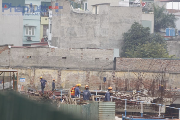 Số lượng c&ocirc;ng nh&acirc;n l&agrave;m việc ở trong rất đ&ocirc;ng.