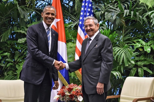 Hai nh&agrave; l&atilde;nh đạo Mỹ, Cuba bắt tay trong cuộc hội đ&agrave;m ng&agrave;y 21/3 (Ảnh: AFP).