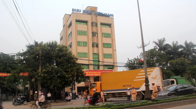 CSGT TP H&agrave; Tĩnh c&oacute; mặt tại hiện trường xử l&yacute; vụ việc.