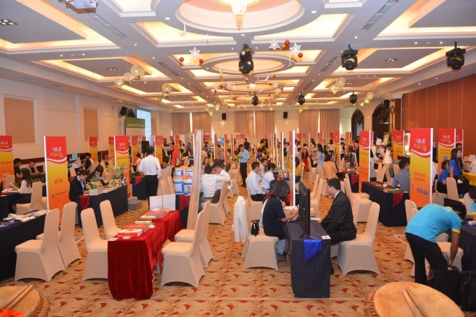 C&aacute;c gian h&agrave;ng giới thiệu sản phẩm dịch vụ.