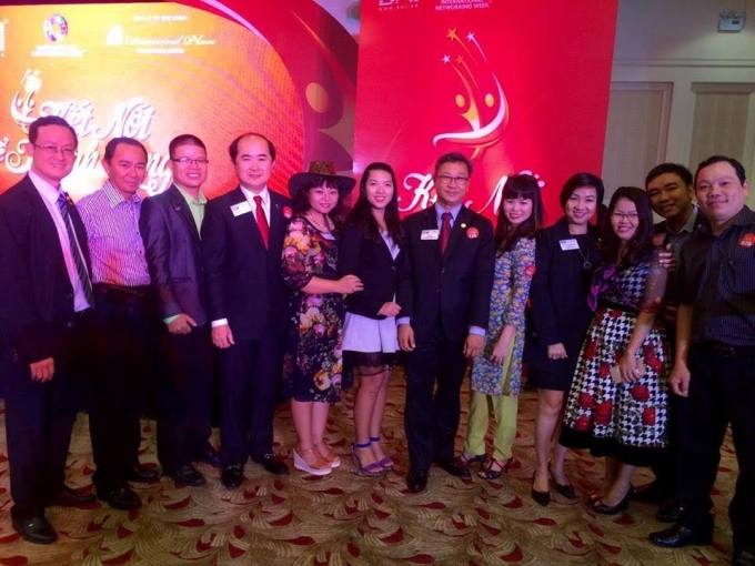 &Ocirc;ng Hồ Quang Minh, Chủ Tịch BNI Việt Nam (thứ 4 từ tr&aacute;i qua) c&ugrave;ng Ban l&atilde;nh đạo BNI Việt Nam chụp h&igrave;nh giao lưu với c&aacute;c th&agrave;nh vi&ecirc;n BNI.