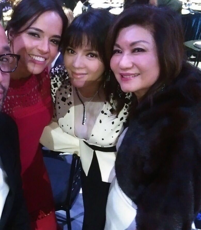 L&yacute; Nh&atilde; Kỳ được chuy&ecirc;n gia l&agrave;m t&oacute;c h&agrave;ng đầu của Hồng Kong chăm ch&uacute;t cho m&aacute;i t&oacute;c mới.