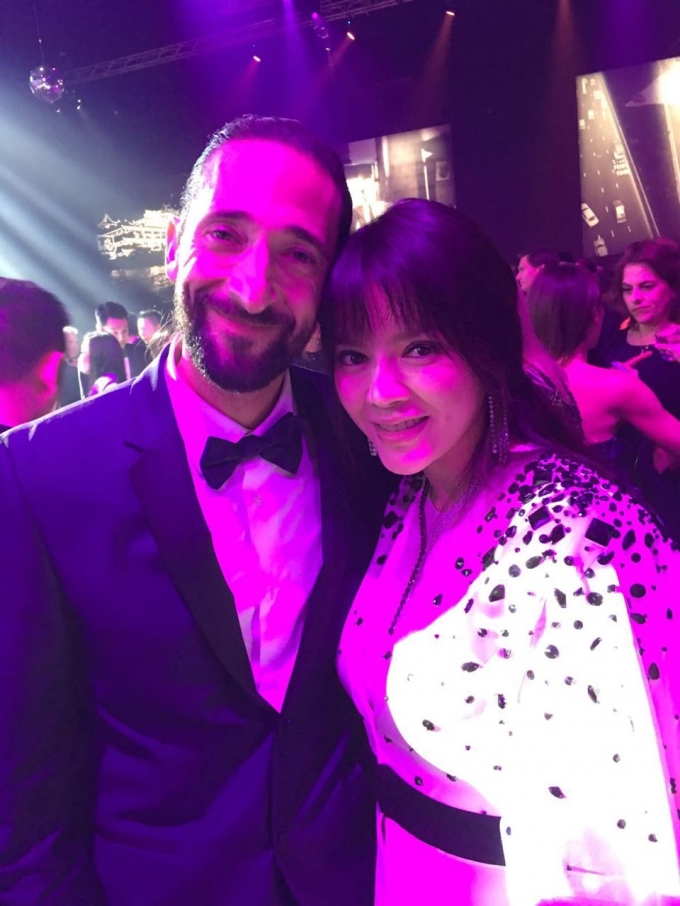 Lỹ Nh&atilde; Kỳ chụp h&igrave;nh&nbsp;với nam diễn vi&ecirc;n lừng danh Adrien Brody, nam diễn vi&ecirc;n từng gi&agrave;nh Oscar với vai nghệ sĩ dương cầm trong bộ phim &ldquo;Nghệ sĩ dương cầm&rdquo;.