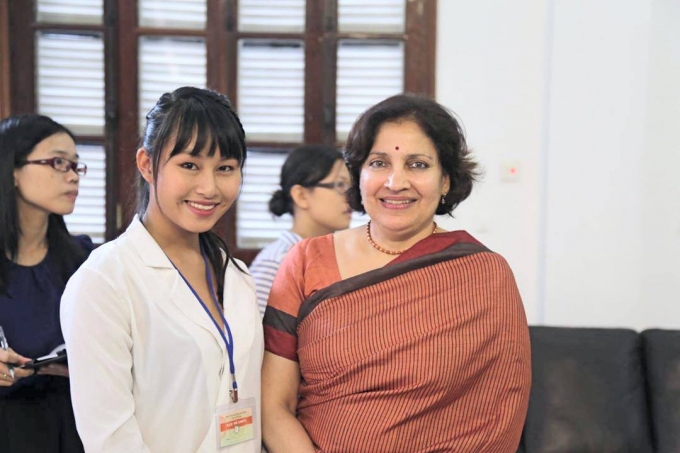 B&iacute;ch Hồng v&agrave; b&agrave; Preeti Saran - Đại sứ đặc mệnh to&agrave;n quyền nước Cộng h&ograve;a Ấn Độ tại Việt Nam trong họp b&aacute;o giải Yoga H&agrave; Nội mở rộng, c&uacute;p Việt.