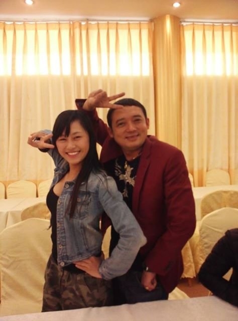 B&iacute;ch Hồng nh&iacute; nhố trong họp b&aacute;o ra mắt Phim V&aacute;n cờ vồ 2 c&ugrave;ng Danh h&agrave;i Chiến Thắng