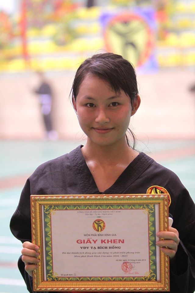 B&iacute;ch Hồng nhận bằng khen của M&ocirc;n ph&aacute;i B&igrave;nh Định Gia.&nbsp;