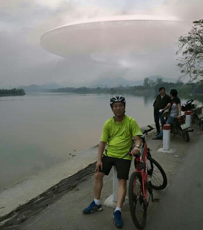 Theo anh Nguyễn Trung h&igrave;nh ảnh n&agrave;y anh nhờ một kh&aacute;ch du lịch chụp gi&uacute;p l&uacute;c ngồi ngắm cảnh trước ch&ugrave;a Thi&ecirc;n Mụ - Ảnh do anh Trung cung cấp.