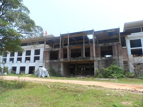 Khu kh&aacute;ch sản nghỉ dưỡng bỏ hoang, x&acirc;y lưng chừng.