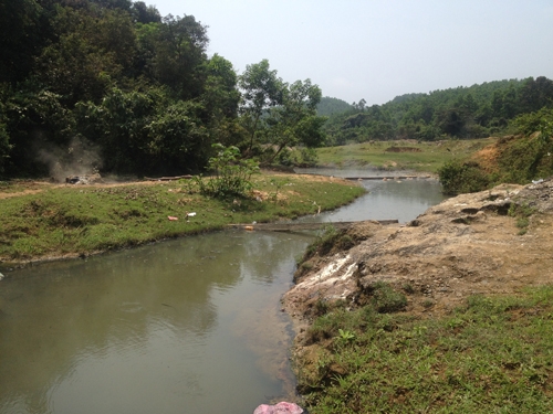 Suối nước n&oacute;ng trở n&ecirc;n &ocirc; nhiễm, r&aacute;c thải đầy s&ocirc;ng.