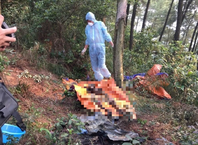 Cơ quan chức năng kh&aacute;m nghiệm hiện trường.