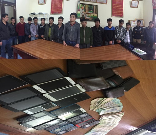 16 đối tượng chơi x&oacute;c đĩa tr&ecirc;n điện thoại di động đ&atilde; bị bắt quả tang. (Ảnh: Th&aacute;i Thanh)