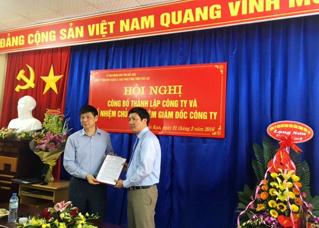 L&atilde;nh đạo tỉnh Bắc Kạn trao quyết định bổ nhiệm Gi&aacute;m đốc C&ocirc;ng ty.&nbsp;