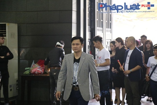 C&aacute;c nghệ sĩ nghẹn ng&agrave;o đến viếng nhạc sĩ Trần Lập