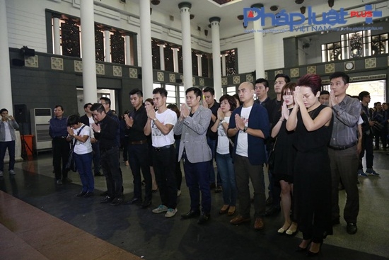 C&aacute;c nghệ sĩ nghẹn ng&agrave;o đến viếng nhạc sĩ Trần Lập