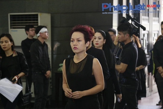 Ca sĩ Th&aacute;i Th&ugrave;y Linh nghẹn ng&agrave;o thắp n&eacute;n hương tưởng nhớ nhạc sĩ Trần Lập. &nbsp;