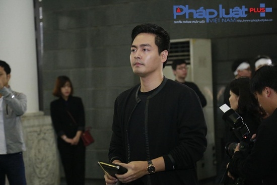 MC Phan Anh lặng nh&igrave;n di ảnh rocker l&agrave;ng nhạc Việt.