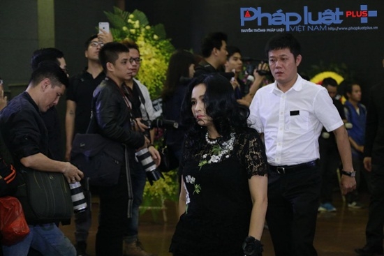 &nbsp;Ca sĩ Thanh Lam thất thần trong đ&aacute;m tang Trần Lập.