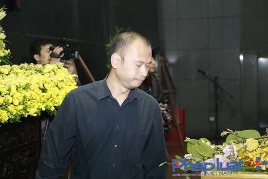 MC Long Vũ b&ugrave;i ng&ugrave;i nh&igrave;n linh cữu nhạc sĩ Trần Lập.