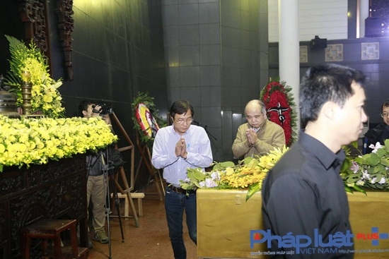 Đạo diễn Trong Trinh đến nh&igrave;n di ảnh người em th&acirc;n thiết của m&igrave;nh trước khi về với đất mẹ.