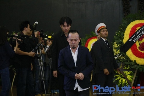 Nhạc sĩ Quốc Trung đến từ biệt người đồng nghiệp của m&igrave;nh, n&oacute;i lời chia tay với anh.