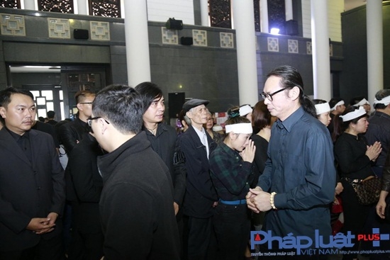 Đạo diễn Trần Lực đến chia buồn c&ugrave;ng gia đ&igrave;nh v&agrave; động vi&ecirc;n gia đ&igrave;nh.