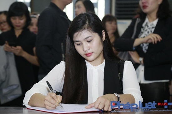 C&aacute;c nghệ sĩ nghẹn ng&agrave;o đến viếng nhạc sĩ Trần Lập