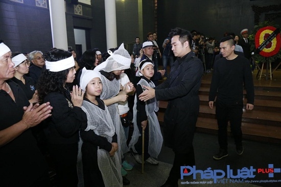 Ca sĩ Minh Qu&acirc;n đến động vi&ecirc;n v&agrave; chia sẻ c&ugrave;ng vợ con người anh th&acirc;n thiết của m&igrave;nh. H&ocirc;m qua, nam ca sĩ đ&atilde; tất bật để l&agrave;m MV