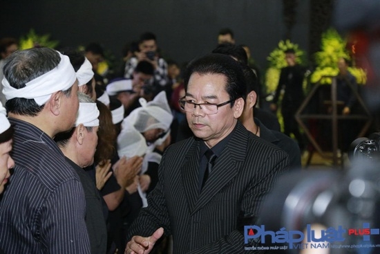 Nghệ sĩ Trần Nhượng đến chia buồn c&ugrave;ng gia đ&igrave;nh.&nbsp;