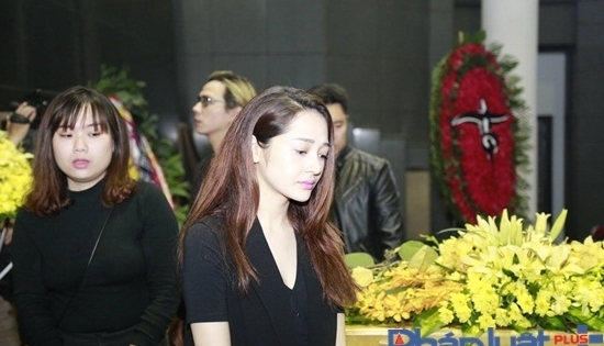 Các nghệ sĩ nghẹn ngào đến viếng nhạc sĩ Trần Lập