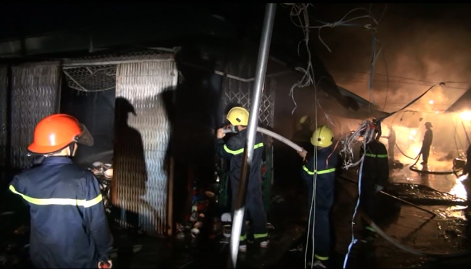 Lực lượng Cảnh s&aacute;t PCCC dập lửa tại hiện trường.