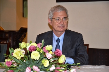 Chủ tịch Quốc hội Ph&aacute;p cho rằng giữa 2 quốc gia c&oacute; nhiều điểm tương đồng về phương hướng, đường lối, quan điểm về c&aacute;c lĩnh vực ch&iacute;nh trị, kinh tế, x&atilde; hội.