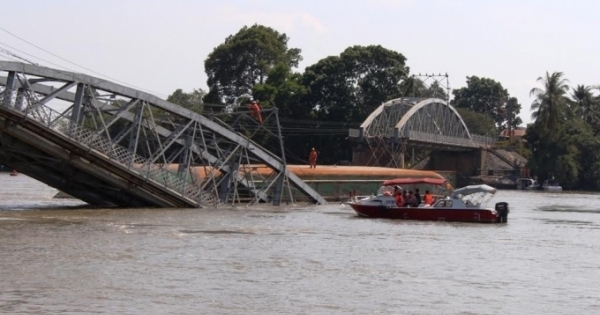 Không biết ký tên, vẫn có bằng thuyền trưởng, máy trưởng