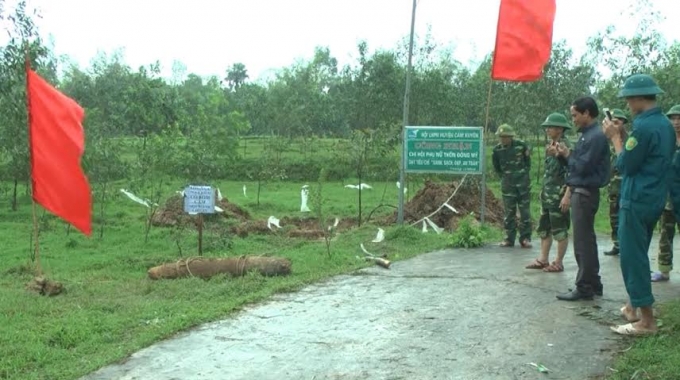 Sau khi khảo s&aacute;t quả bom được di chuyển đảm bảo an to&agrave;n.