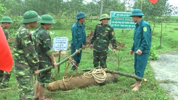 Tiến h&agrave;nh di dời quả bom ra khỏi khu vực d&acirc;n cư.