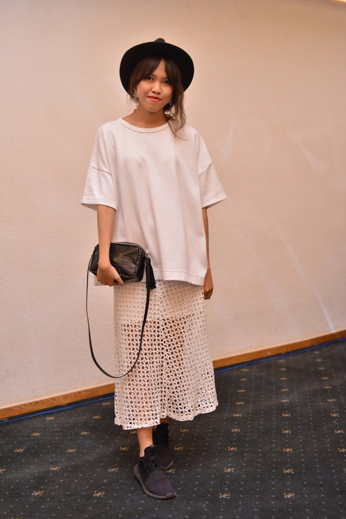 White on white với T shirt trắng oversize c&ugrave;ng ch&acirc;n v&aacute;y see through, đi k&egrave;m ferdora v&agrave; t&uacute;i s&aacute;ch hiệu Zara ch&iacute;nh l&agrave; style m&agrave; của c&ocirc; n&agrave;ng Stephanie chọn khi đến The Fashion Show.