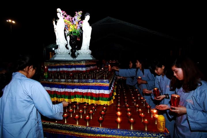 H&agrave;ng ng&agrave;n người dự Đ&ecirc;m hội Hoa đăng T&acirc;y Thi&ecirc;n