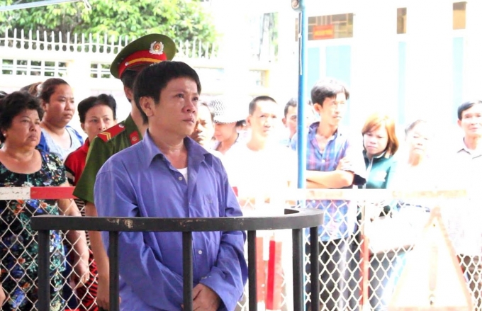 Ho&agrave;ng trước v&agrave;nh m&oacute;ng ngựa.