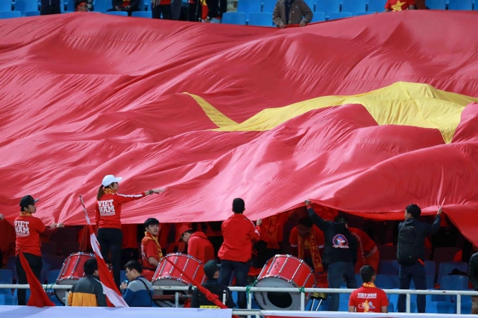 CĐV Việt Nam mang đến kh&ocirc;ng kh&iacute; s&ocirc;i động tr&ecirc;n kh&aacute;n đ&agrave;i.