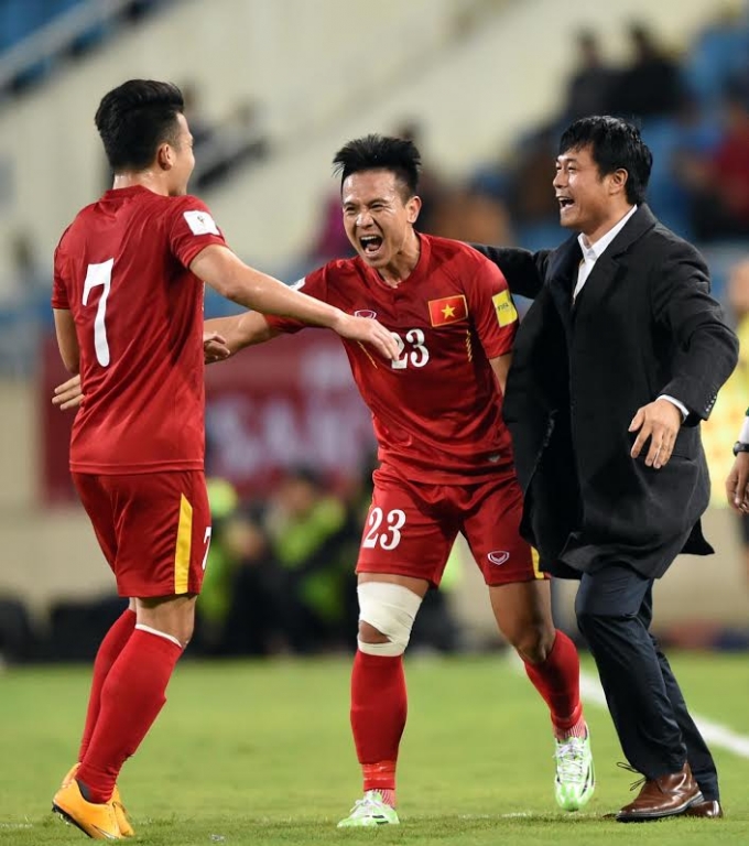 Thầy tr&ograve; HLV Nguyễn Hữu Thắng ăn mừng chiến thắng.