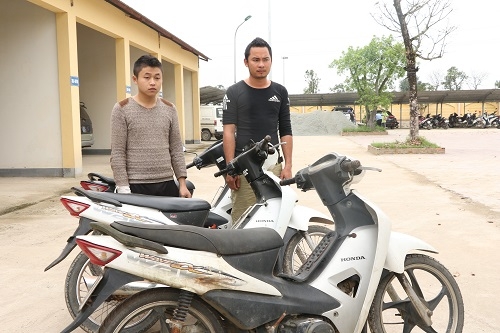 2 đối tượng v&agrave; tang vật vụ &aacute;n.