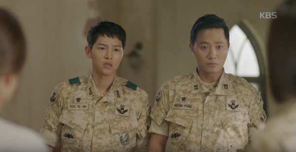 Hậu duệ của Mặt trời tập 10: Joong Ki và Jin Goo “toát mồ hôi” vì người yêu phát hiện ảnh với gái lạ