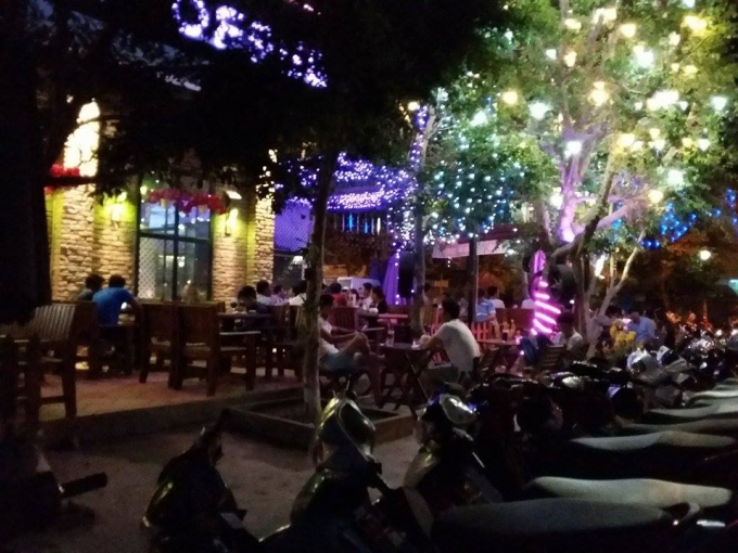 Anh Coffee c&oacute; kh&ocirc;ng gian mở, đồ uống hấp dẫn, mới lạ, phong c&aacute;ch phục vụ chu đ&aacute;o sẽ mang mang đến những ph&uacute;t gi&acirc;y thư gi&atilde;n cho bạn b&ecirc;n bạn b&egrave; v&agrave; người th&acirc;n.