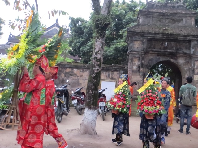 &nbsp;Hoa được con ch&aacute;u trong d&ograve;ng tộc đưa v&agrave;o An Lăng.