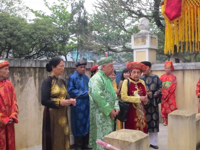 &Ocirc;ng Georges Vĩnh San (Con trai trưởng vua Duy T&acirc;n) c&ugrave;ng vợ l&agrave; b&agrave; Monique từ Ph&aacute;p trở về để l&agrave;m lễ kỵ vua Th&agrave;nh Th&aacute;i.