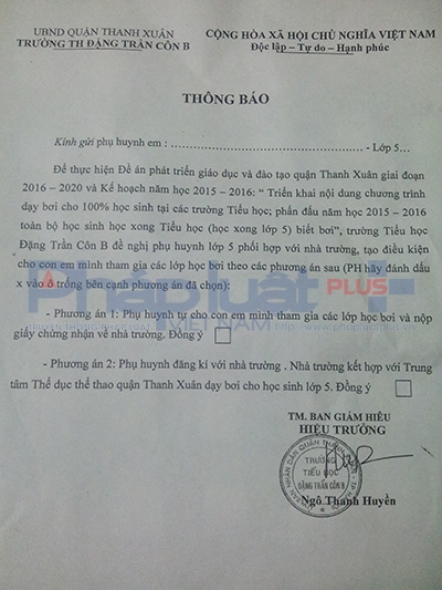 Tờ th&ocirc;ng b&aacute;o được ph&aacute;t đến tận tay c&aacute;c phụ huynh.