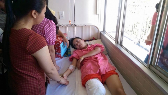 Nữ sinh H&agrave; Vi điều trị tại bệnh viện Chợ Rẫy.